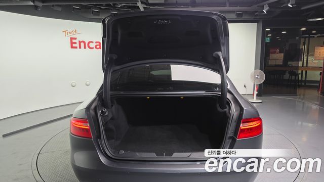 Jaguar XE 2018 — photo 26