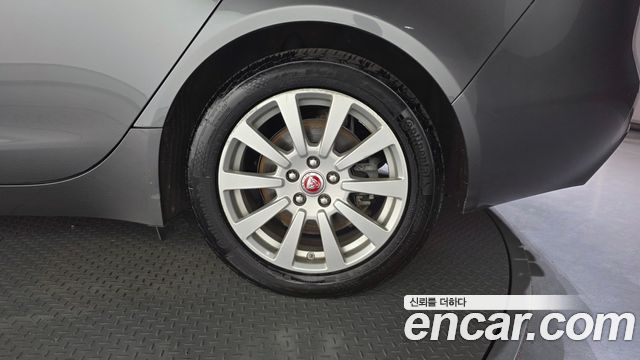 Jaguar XE 2018 — photo 7