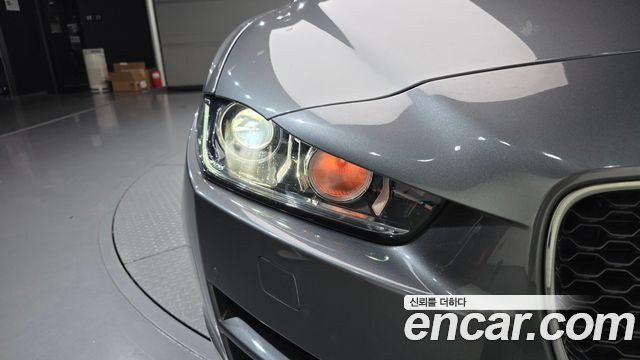 Jaguar XE 2018 — photo 8