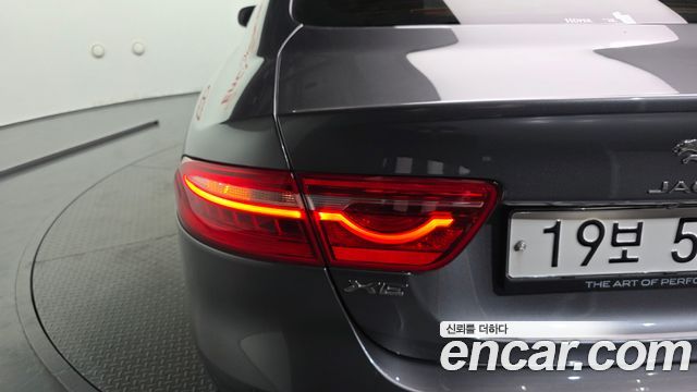 Jaguar XE 2018 — photo 9