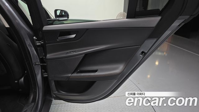Jaguar XE 2018 — photo 15