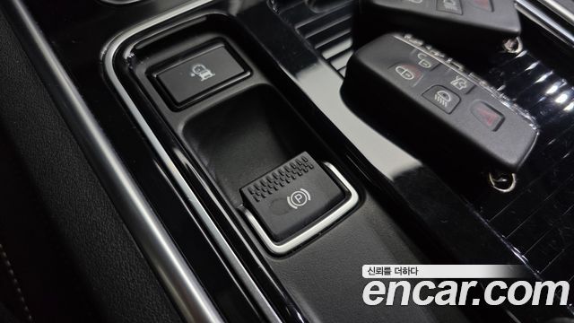 Jaguar XE 2018 — photo 27