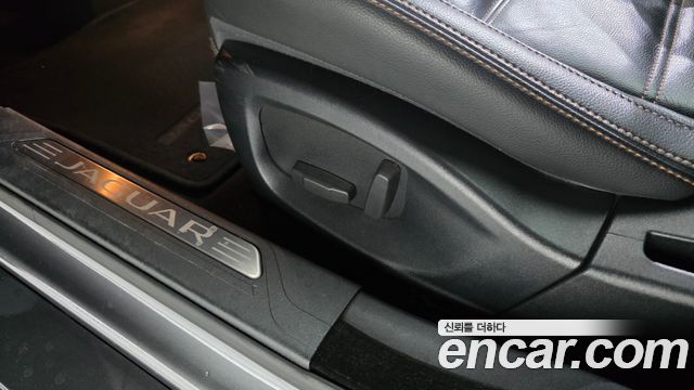 Jaguar XE 2018 — photo 31