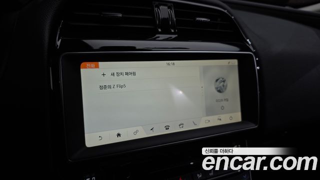 Jaguar XE 2018 — photo 32