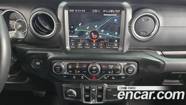 Jeep Wrangler 2023 — photo 19