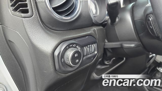 Jeep Wrangler 2023 — photo 25