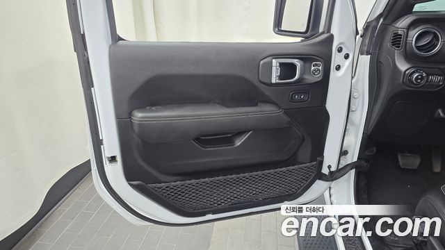 Jeep Wrangler 2023 — photo 14