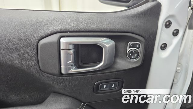 Jeep Wrangler 2023 — photo 29