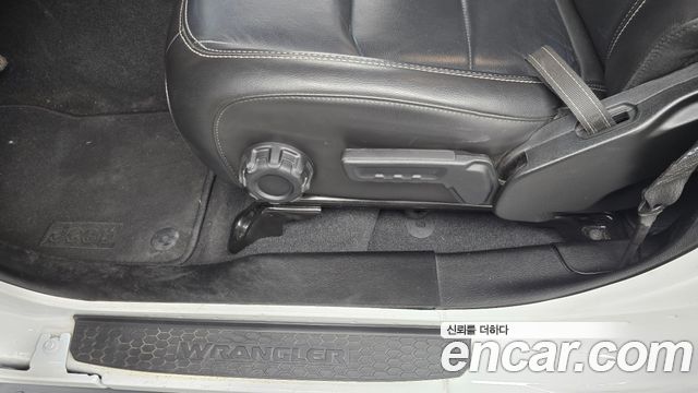 Jeep Wrangler 2023 — photo 31