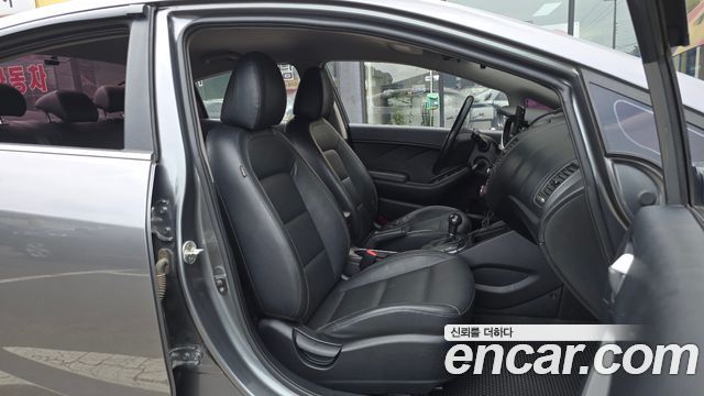 Kia K3 2015 — photo 16