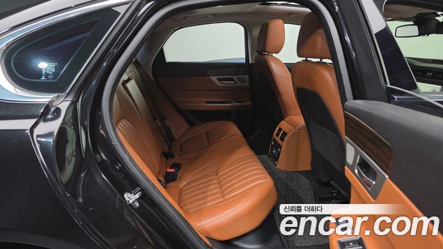Jaguar XF 2017 — photo 11