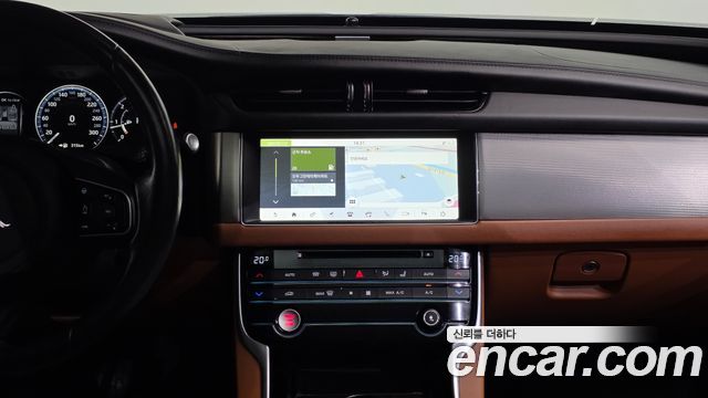 Jaguar XF 2017 — photo 12