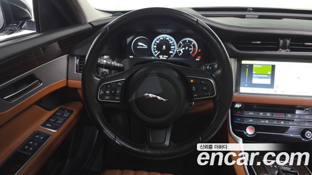 Jaguar XF 2017 — photo 13
