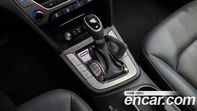 Hyundai AVANTE 2017 — photo 9