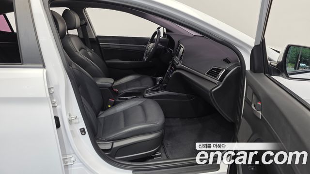 Hyundai AVANTE 2017 — photo 11