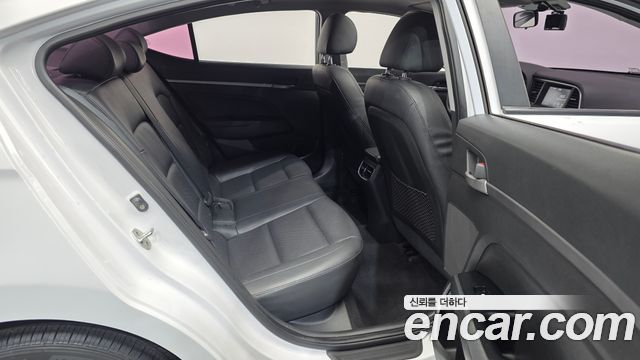 Hyundai AVANTE 2017 — photo 12