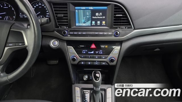 Hyundai AVANTE 2017 — photo 15