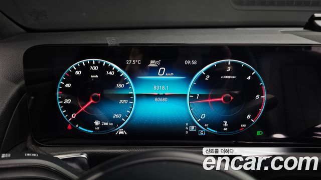 Mercedes-Benz GLB-Class 2021 — photo 11
