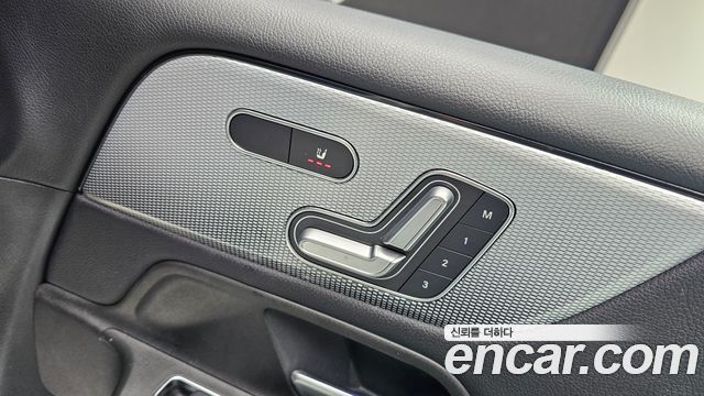 Mercedes-Benz GLB-Class 2021 — photo 25