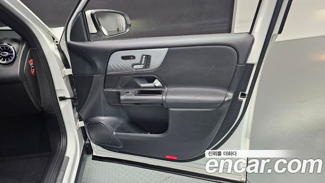 Mercedes-Benz GLB-Class 2021 — photo 14