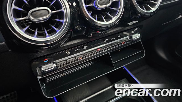 Mercedes-Benz GLB-Class 2021 — photo 27