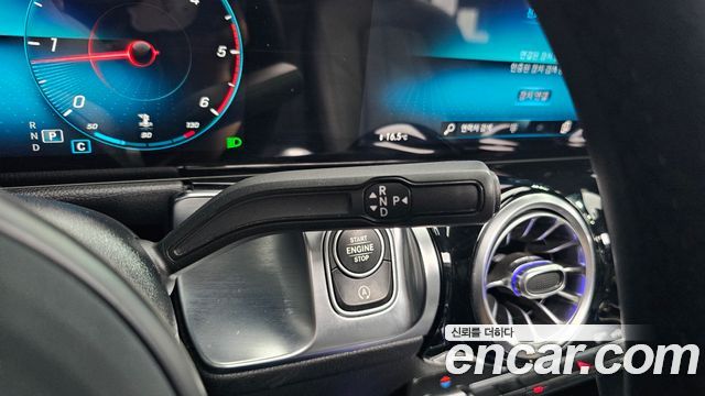 Mercedes-Benz GLB-Class 2021 — photo 28