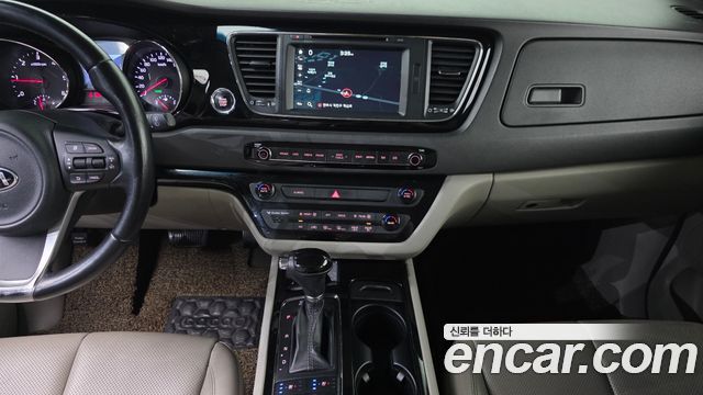 Kia Canival 2016 — photo 14