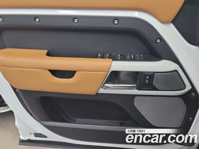 Land Rover Defender 2023 — photo 3