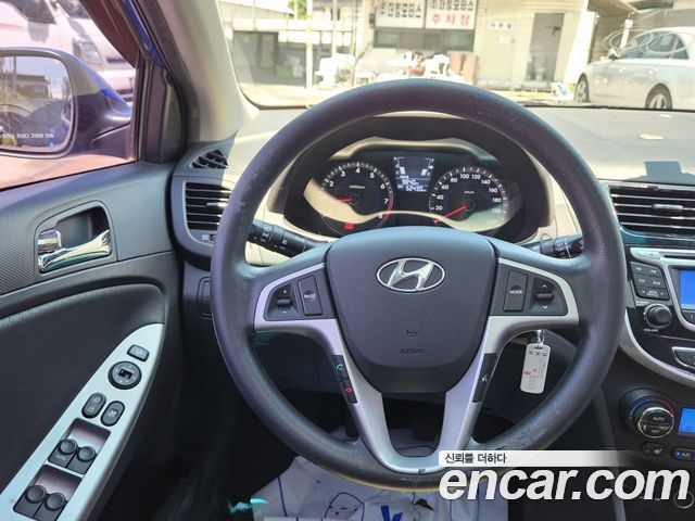 Hyundai Accent 2012 — photo 11