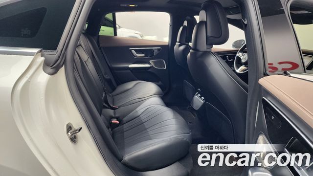 Mercedes-Benz EQE 2023 — photo 17