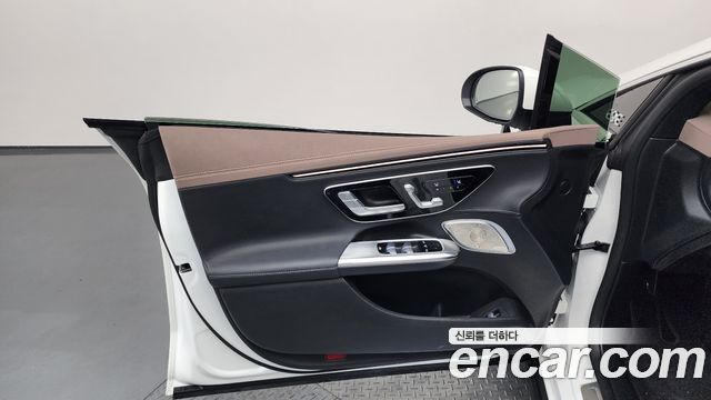 Mercedes-Benz EQE 2023 — photo 14