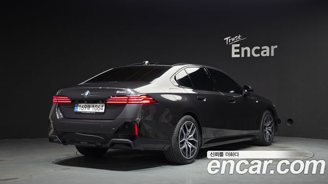 BMW 5-Series 2025 — photo 2