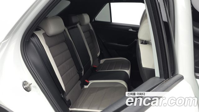 Volkswagen T-Roc 2021 — photo 17