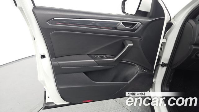 Volkswagen T-Roc 2021 — photo 14