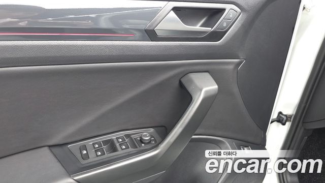 Volkswagen T-Roc 2021 — photo 29