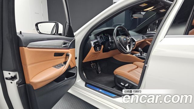 BMW 5-Series 2018 — photo 10
