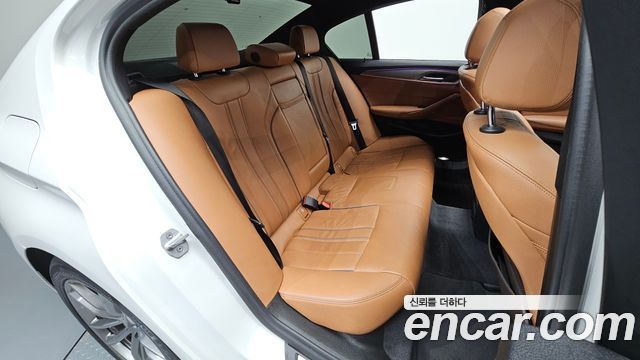 BMW 5-Series 2018 — photo 11