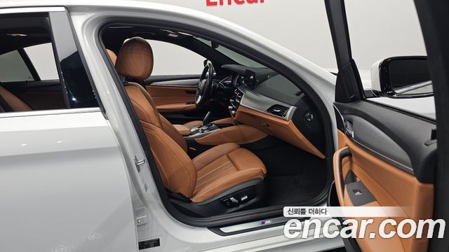 BMW 5-Series 2018 — photo 12