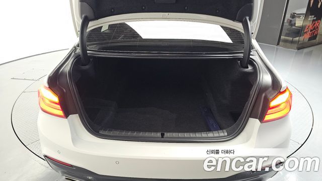 BMW 5-Series 2018 — photo 20