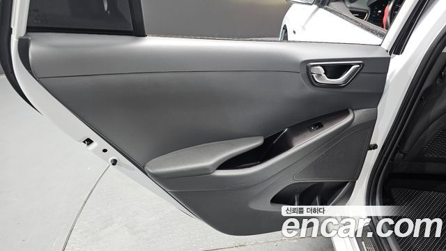 Hyundai Ioniq 2017 — photo 15