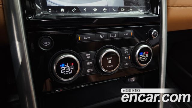 Land Rover Discovery 2019 — photo 16