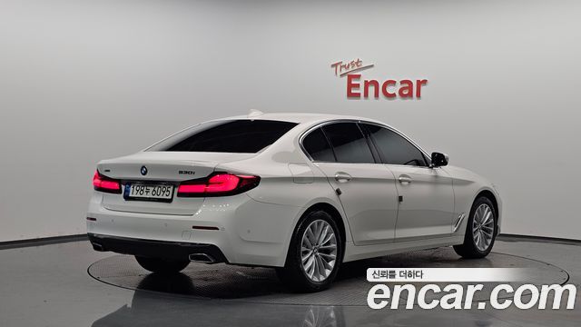 BMW 5-Series 2021 — photo 2