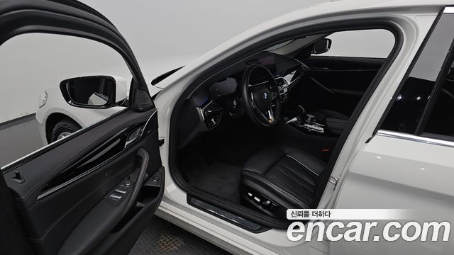 BMW 5-Series 2021 — photo 13