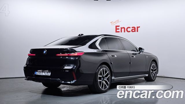 BMW 7-Series 2025 — photo 2