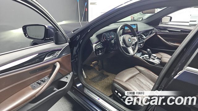 BMW 5-Series 2018 — photo 10