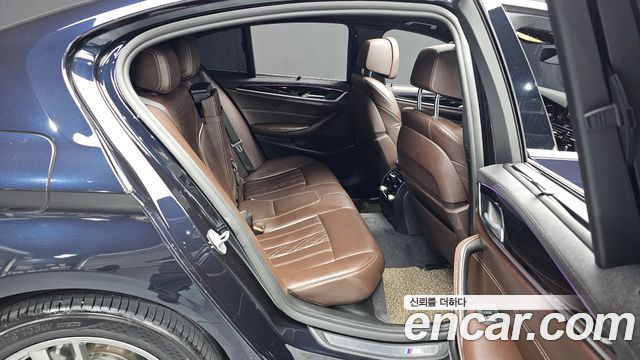 BMW 5-Series 2018 — photo 11