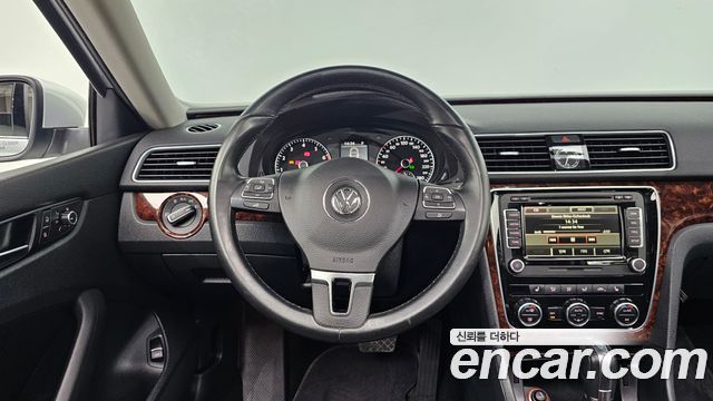 Volkswagen Passat 2013 — photo 12