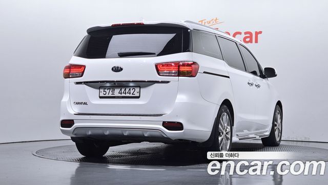 Kia Canival 2017 — photo 2