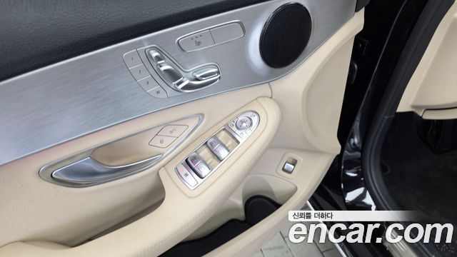 Mercedes-Benz C-Class 2020 — photo 29
