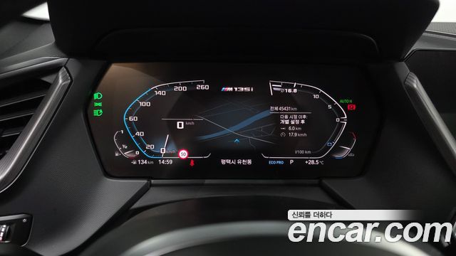 BMW 1-Series 2022 — photo 11